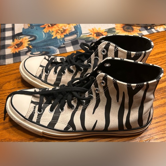 Converse - Picture 3 of 5